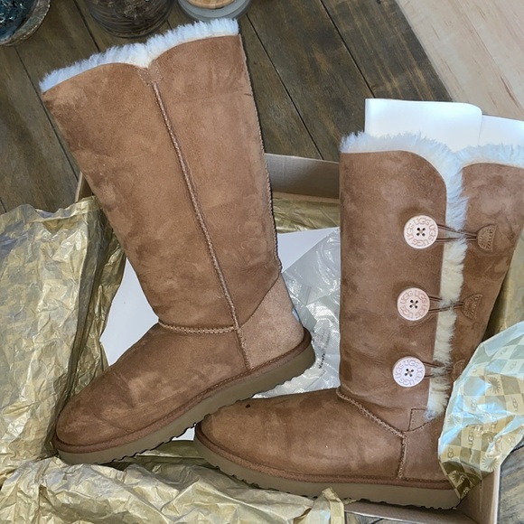 UGG Bailey Button Triplet Boot sz8 - Picture 1 of 8